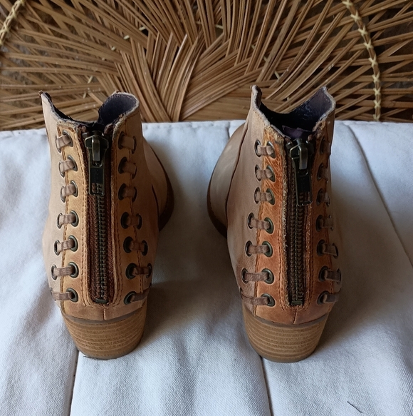 Journee Collection Womens ARIKA Tan Ankle Booties Shoes 8.5 - Picture 3 of 6